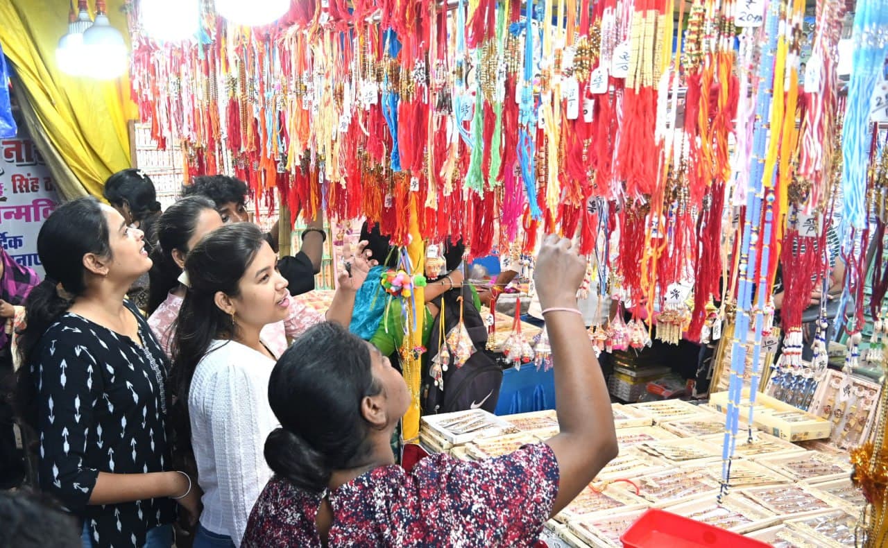 रक्षाबंधन पर बाजार सजा, नई और फैंसी राखियों की डिमांड अधिक, दाम भी बढ़े... PHOTO