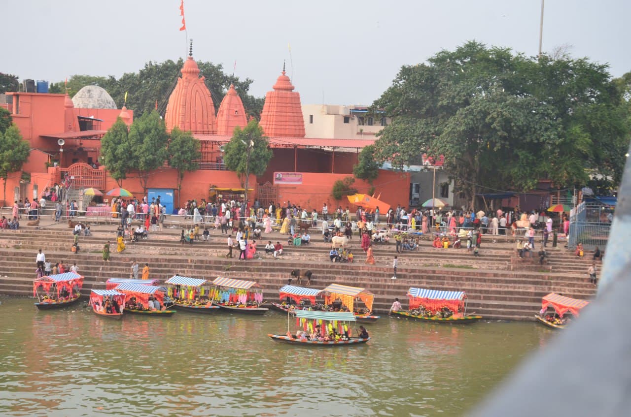 Mahadev Ghat: रक्षाबंधन के दूसरे दिन महादेव घाट में लगी भीड़, देखें तस्वीरें 
