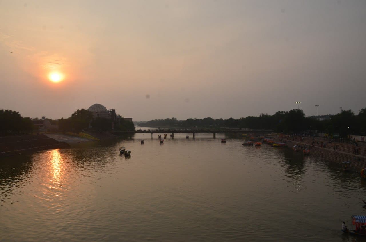 Mahadev Ghat: रक्षाबंधन के दूसरे दिन महादेव घाट में लगी भीड़, देखें तस्वीरें 
