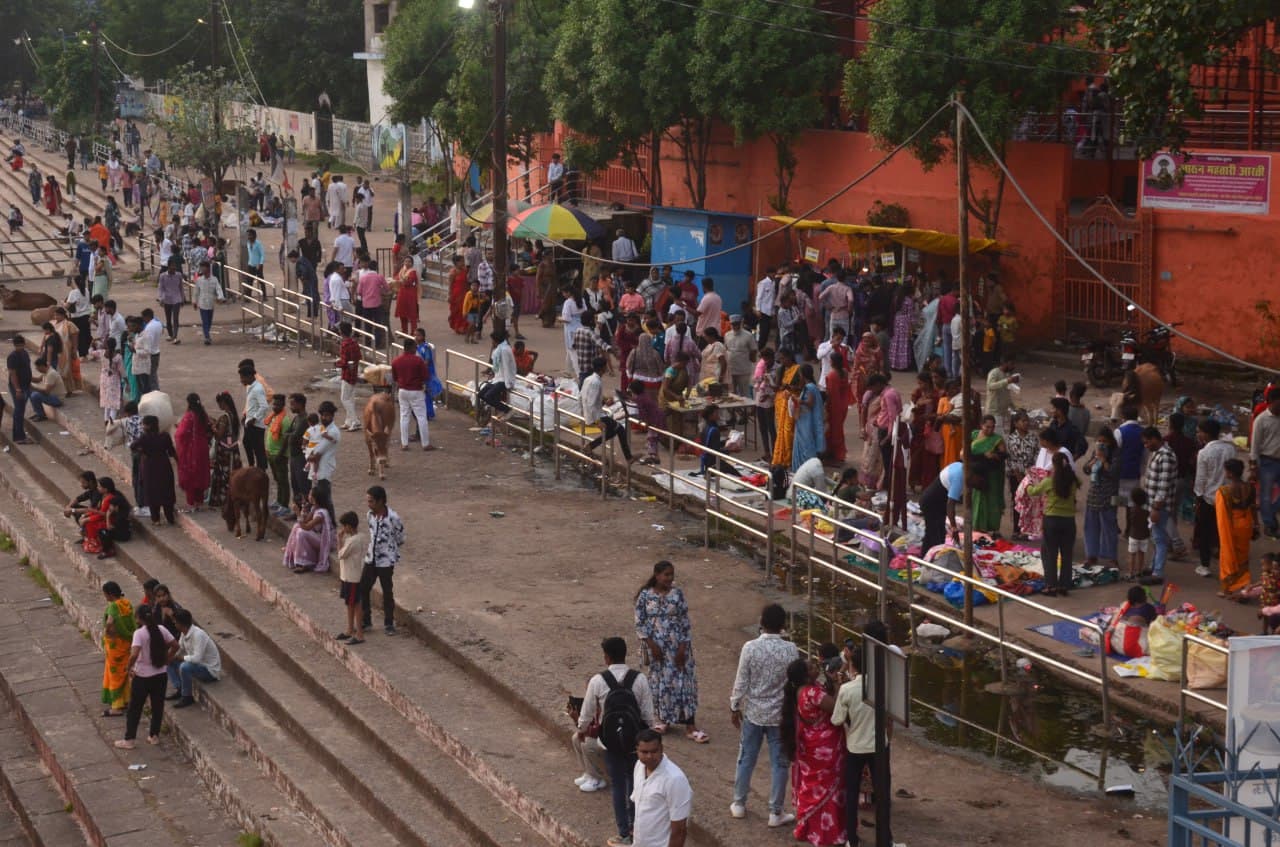 Mahadev Ghat: रक्षाबंधन के दूसरे दिन महादेव घाट में लगी भीड़, देखें तस्वीरें 
