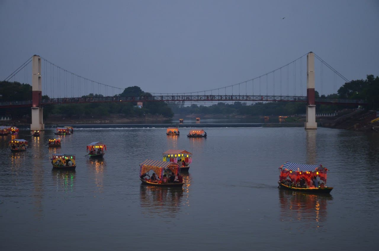 Mahadev Ghat: रक्षाबंधन के दूसरे दिन महादेव घाट में लगी भीड़, देखें तस्वीरें 

